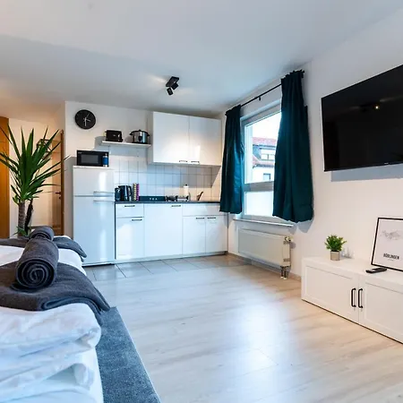 Mercedes I Stuttgart I Kitchen I Home Office I Parkplatz Böblingen Eksteriør billede