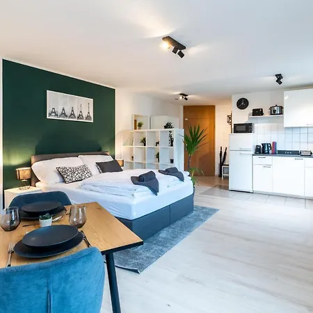 Mercedes I Stuttgart I Kitchen I Home Office I Parkplatz Böblingen Eksteriør billede
