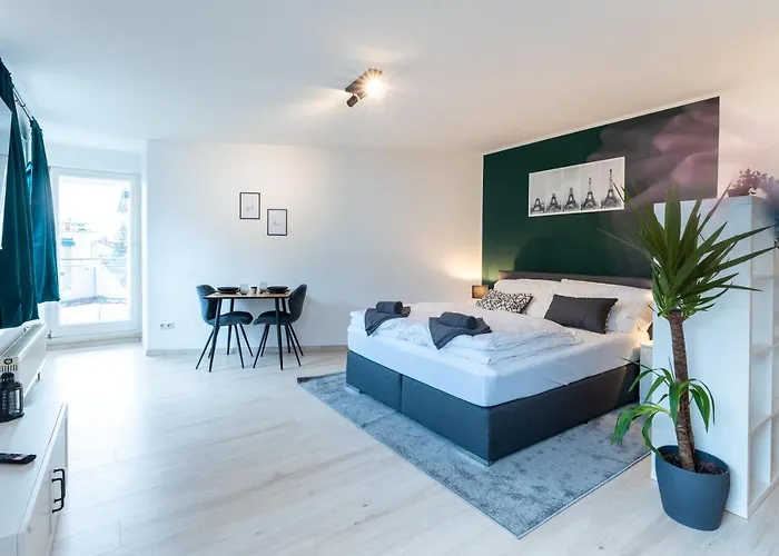 Mercedes I Stuttgart I Kitchen I Home Office I Parkplatz