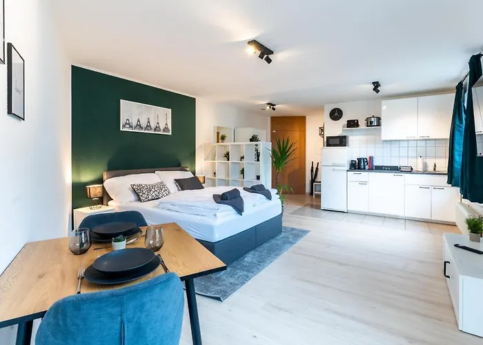 Mercedes I Stuttgart I Kitchen I Home Office I Parkplatz